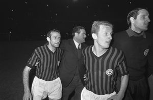 1968년 유러피언 컵 위너스 컵 결승전에서 트라파토니(가운데) 로테르담