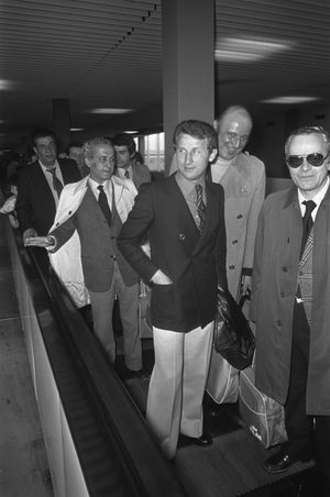 로테르담에서 열린 1974년 유러피언 컵 위너스 컵 결승전을 앞두고 암스테르담 스키폴 공항에 있는 밀란 감독 트라파토니