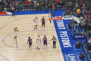 이매뉴얼 퀵클리 (뉴욕 닉스)가 디트로이트 피스턴스와의 경기에서 자유투를 던지고 있다.