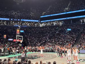 나티샤 하이데만이 2024년 WNBA 결승전 2차전에서 코트니 밴더슬롯의 "무모한 클로즈아웃" 플래그런트 파울 이후 자유투를 던지고 있다.