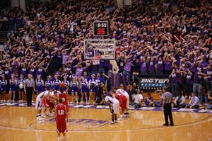 상대 팀의 자유투 슈터를 방해하려는 팬들