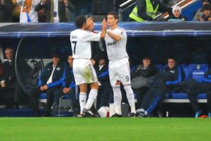 2009년 11월, 크리스티아누 호날두와 교체되어 나가는 라울. 호날두는 라울이 2010년에 레알 마드리드를 떠나면서 등번호 7번을 가져갔다.