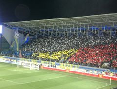 페트롤룰 서포터들이 3D 안무를 선보이고 있다.