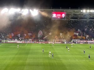 새 경기장 개장일에 라피드 부쿠레슈티 팬들