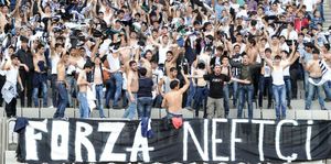 토피크 바흐라모프 공화국 경기장에서 "Forza Neftçi" 응원.