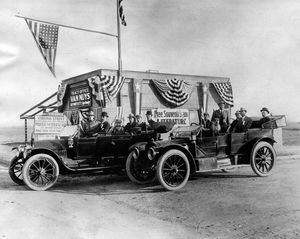 W. P. Whitsett의 부동산 사무실, 1911년. 그의 농가는 나중에 Kittridge의 Van Nuys Blvd.에 Butler Brothers Department Store가 들어서고, 이후 Dearden's가 들어설 부지가 된다.