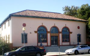 1935년에 지어진 Van Nuys 우체국은 스페인 식민지 부흥 양식으로 설계되었다.