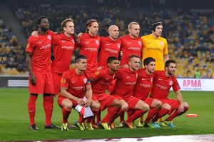 FC 툰은 2013년 디나모 키예프와의 유로파 리그 경기를 앞두고 있다.