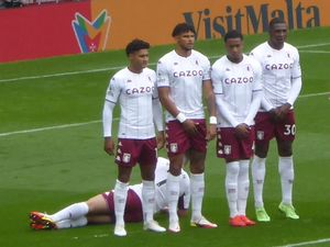 애스턴 빌라 선수들은 낮은 프리킥을 막기 위해 벽 뒤에 바닥에 누워있는 선수가 있다.