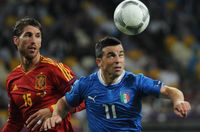 UEFA 유로 2012 결승전에서 세르히오 라모스 (왼쪽)와 공을 다투는 디 나탈레