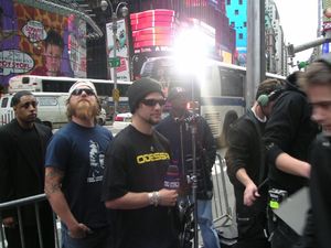 던(왼쪽에서 두 번째, 파란색 셔츠)과 뱀 마제라(중앙)는 2004년 4월 뉴욕에서 라이브 촬영 중이다.