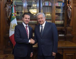 엔리케 페냐 니에토 대통령과 2018년 8월 9일 당선자 로페스 오브라도르