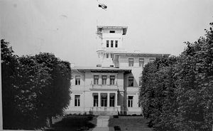 토일라의 오루 궁전은 패츠가 국가 원수의 여름 별장으로 사용했다. 이 건물은 제2차 세계 대전 때 파괴되었다.