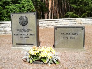 탈린 메자칼미스투 묘지에 있는 콘스탄틴 패츠와 헬마 패츠의 묘 (2019년).
