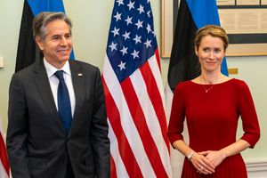 칼라스는 2022년 탈린에서 미국의 국무장관 토니 블링컨과 만났다.