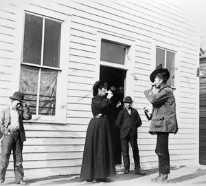 캘러미티 제인이 테디 블루 애벗과 술을 함께 나누는 모습, 1887년경.