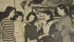 사랑의 편지 의상 맞춤 중 (왼쪽부터 카가와 쿄코, 하나오카 키쿠코, 쿠가 미치코, 다나카, 세키 치에코)