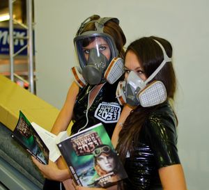 비디오 게임 각색작의 홍보 모델이 이그로미르 2010에서 책 복사본과 함께 있다.