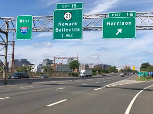 해리슨의 280번 주간 고속도로를 따라 서쪽으로 바라본 모습