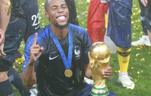 FIFA 월드컵 트로피를 들고 있는 시디베, 2018년