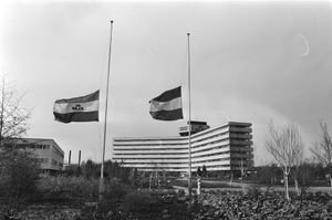 참사 이후 암스텔베인에 있는 KLM 본사에서 조기를 게양한 모습 (1977년)