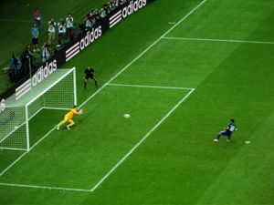 UEFA 유로 2012에서 카라구니스가 찬 페널티킥은 프셰미스와프 티톤 폴란드 골키퍼에 막혔다.