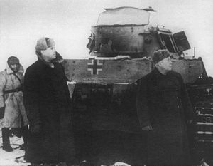 스탈린그라드 인근에서 파괴된 독일군 장비를 시찰하는 바실렙스키(왼쪽)와 흐루쇼프 (1943년)