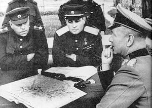 바실렙스키 원수 (왼쪽)와 이반 체르냐코프스키 장군이 1944년 독일에서 포로로 잡힌 알폰스 히터 중장을 심문하고 있다.