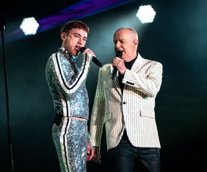 2019년 펫 샵 보이즈의 닐 테넌트와 함께 공연하는 알렉산더