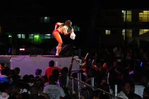 2009년 세인트 오거스틴 캠퍼스에서 열린 UWI Splash에서 데스트라 가르시아 공연 모습