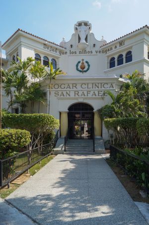 유럽 스페인어로 쓰인 표지판 "Dejad que los niños vengan a Mí" (어린 아이들을 내게 오게 하라) 호가르 클리니카 산 라파엘, 술리아 주, 베네수엘라