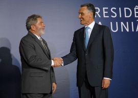 아니발 카바쿠 실바 대통령이 2007년 브라질 대통령 룰라 다 실바와 만나는 모습