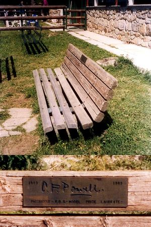기념 벤치 - 이탈리아 카사르고의 알페 지우멜로에 있는 카파나 비토리아 레스토랑 외부에 파월을 기리기 위해 설치되었다.