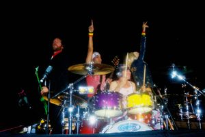 2002년 노 다웃 공연 모습