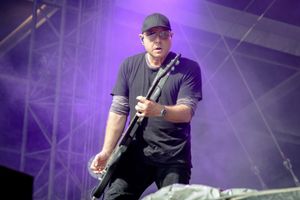 스티브 마커는 맨슨의 밴드 앤젤피쉬(Angelfish)의 "Suffocate Me" 뮤직 비디오를 MTV의 120 Minutes에서 보고 맨슨에게 가비지와 함께 녹음할 것을 제안했다.