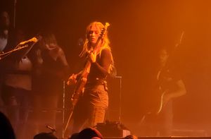 2023년 베이스 기타로 합류한 니콜 로우