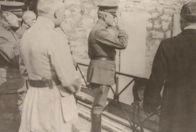 파리에서 라파예트 후작 길버트 뒤 모티에의 무덤에 경례하는 퍼싱