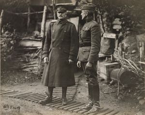 프랑스 주둔 미군 원수 겸 최고 사령관인 존 J. 퍼싱(왼쪽)과 91사단 사령관 윌리엄 H. 존스턴 소장이 1918년 10월 26일 아르곤 숲에서