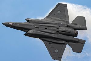 항공제에서 기동 비행을 하는 제301비행대의 F-35A