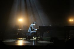 2015년 3월 콘서트 ‘The Romantist’에서 연주 중인 윤한