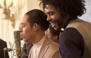 디그스(오른쪽)가 백악관에서 '해밀턴' 출연진과 함께 공연하는 모습 (2016)