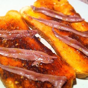 앤초비를 올린 파 암 토마케트