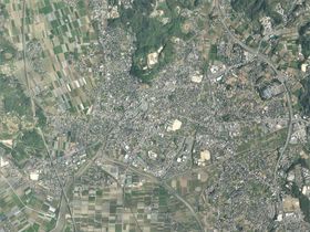 시청이 있는 마쓰바세 지구의 항공 사진.2016년 4월 16일 촬영한 8장을 합성 제작. 국토교통성 국토지리원 [https://mapps.gsi.go.jp/ 지도・항공 사진 열람 서비스]의 항공 사진을 기반으로 제작.