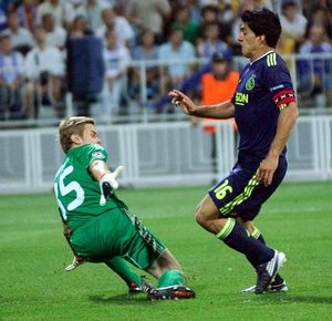 2010년 UEFA 챔피언스 리그 경기에서 디나모 키예프를 상대로 아약스에서 뛰는 수아레스