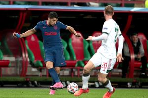 수아레스 (왼쪽)가 로코모티프 모스크바를 상대로 2020–21 UEFA 챔피언스 리그 조별 리그에서 경기하는 모습