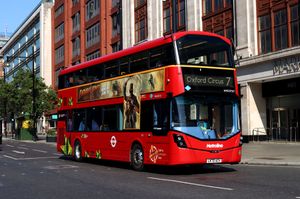 런던에서 영화를 광고하는 버스