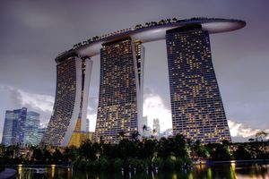 카드 덱에서 영감을 얻은 세 개의 주요 타워의 모습