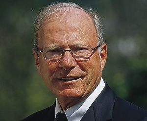 검은 정장과 안경을 쓴 한스-페터 빌트