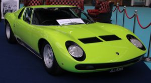 미우라 P400SV 후면. 넓어진 리어 펜더와 변경된 테일라이트를 볼 수 있다.