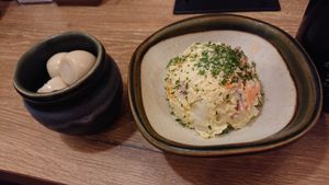 일본 메추리 알을 곁들인 일본식 감자 샐러드